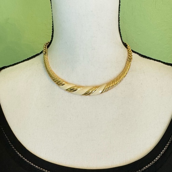 Vintage Monet Twisted Cream Enamel Pendant Choker Necklace Retro Signed 16” - Picture 3 of 13